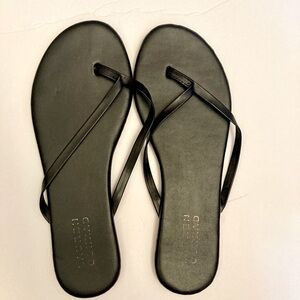 These LC Lauren Conrad flip flop sandals are size 6 and Black.